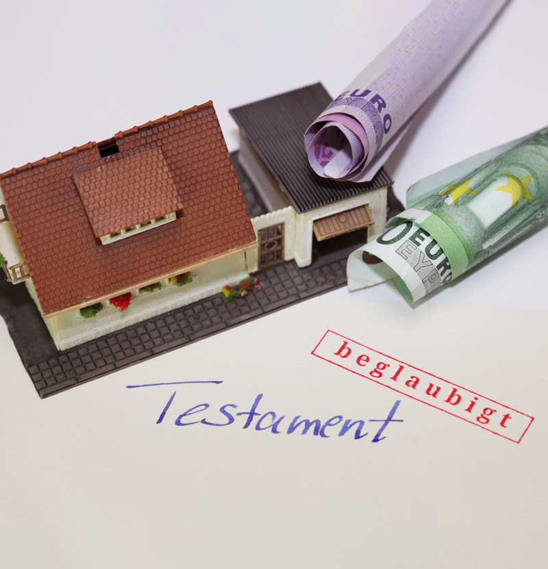 Modellhaus Testament und Geldscheine Symbol für Erbrecht